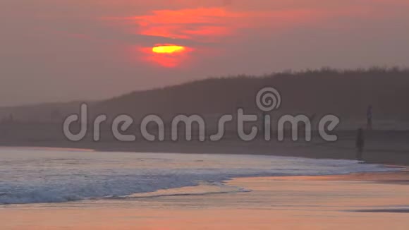 日落时的热带海滩景观视频的预览图