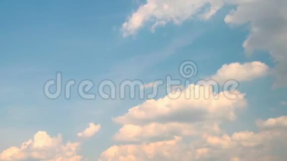 在明亮的蓝天上快速移动的云的时间推移静态射击视频的预览图