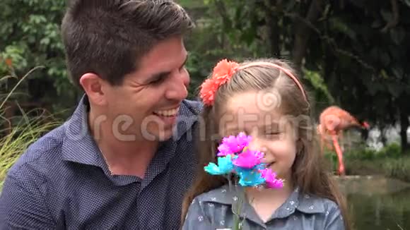 快乐的父亲和女儿视频的预览图