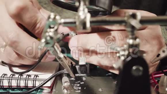 男性手修理电子设备的电线视频的预览图