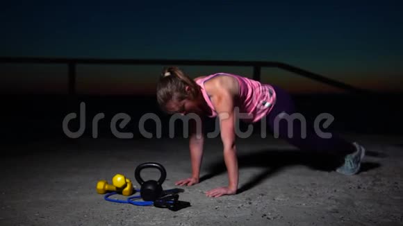 年轻的健身女性在户外锻炼视频的预览图