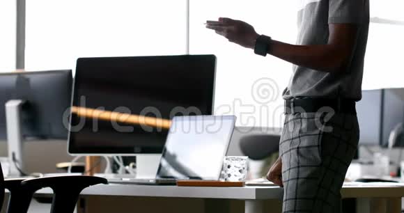 男性主管使用笔记本电脑办公桌4k视频的预览图