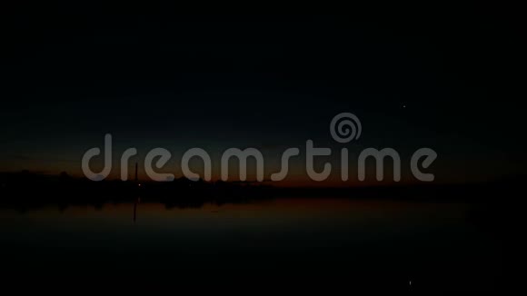 日落黎明湖的早晨视频的预览图