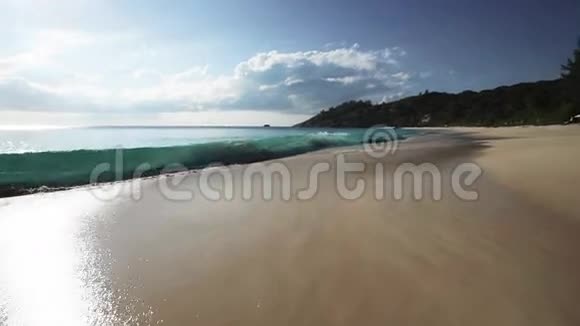 拥有蓝色海景的塞舌尔海滩视频的预览图