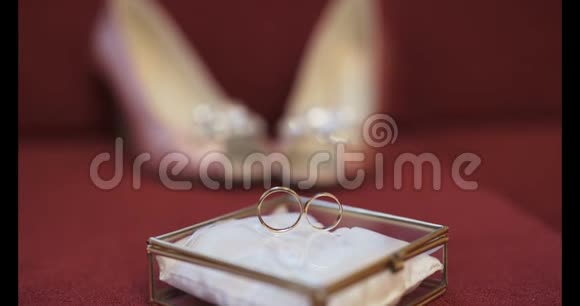 装饰盒里的结婚戒指视频的预览图