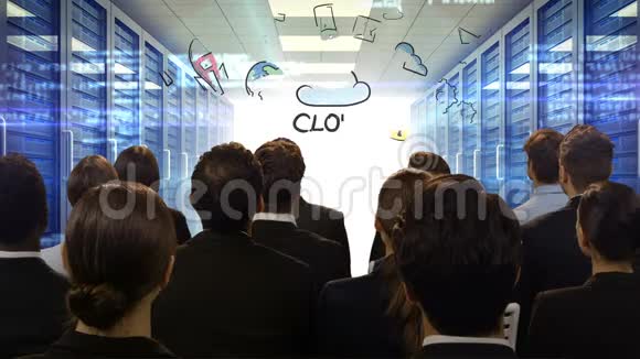 看数字屏幕显示云计算的商界人士视频的预览图