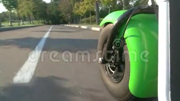 摩托车车轮在道路背景视频的预览图