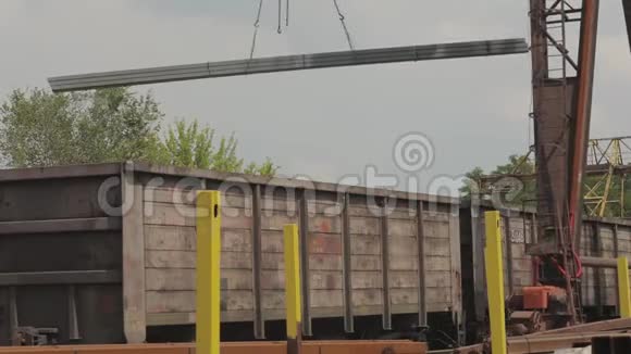龙门起重机将型材管道装入货车将金属装入仓库大型龙门起重机视频的预览图