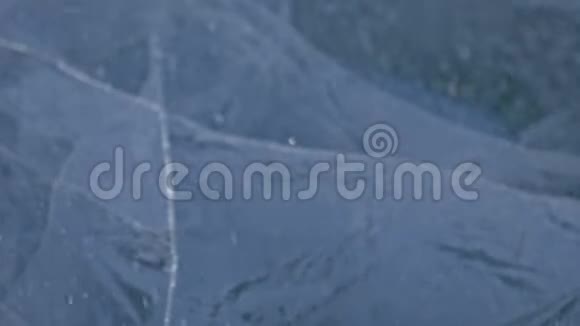 雪在冰面上飞舞雪花在贝加尔湖的冰上飞翔冰非常美丽有独特之处视频的预览图