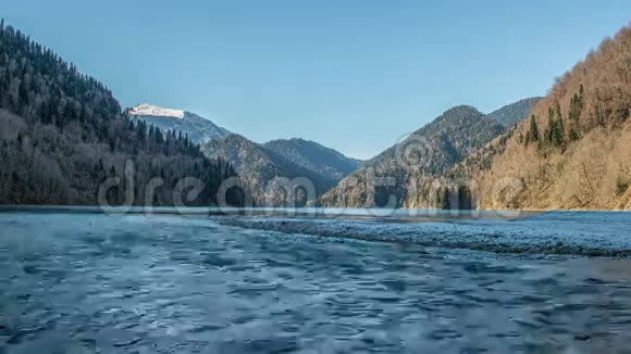 阿布哈兹里萨湖和高加索山脉视频的预览图