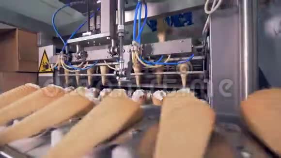 冰淇淋制造生产线视频的预览图