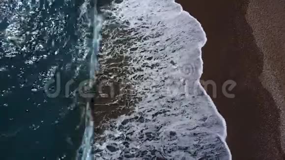 海上海滩的空中摄影视频的预览图