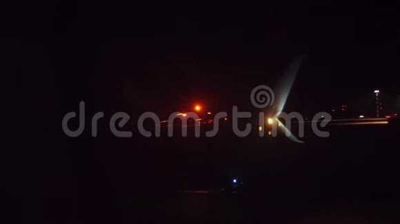 起飞飞机飞行概念飞机晚上在机场跑道起飞窗外的景色视频的预览图