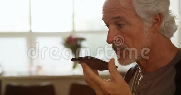 老人在家打手机视频的预览图