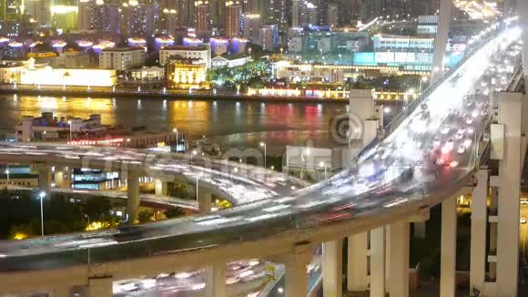 时间流逝快车在立交桥城市建筑和航运在河流视频的预览图
