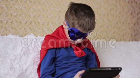 有平板电脑的男超级英雄视频的预览图