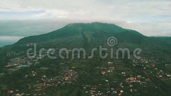 山上村庄的空中拍摄视频的预览图
