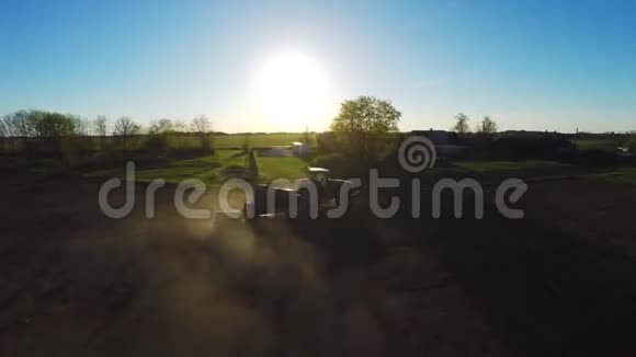 农业拖拉机在田间工作空中镜头视频的预览图