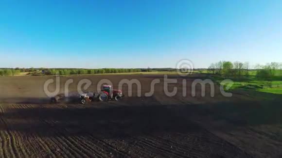 农业拖拉机在田间工作空中镜头视频的预览图