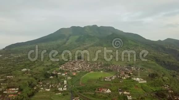 在山上俯瞰村庄视频的预览图