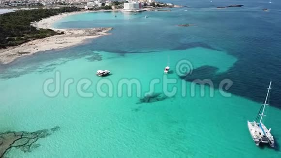 西班牙马洛卡令人惊叹的无人机空中景观迷人的埃斯坦尼海滩和船只视频的预览图
