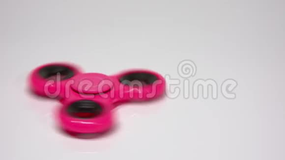 一个粉红色的旋转器在白色的背景上旋转视频的预览图
