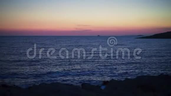 克罗地亚亚得里亚海平静的黄昏视频的预览图