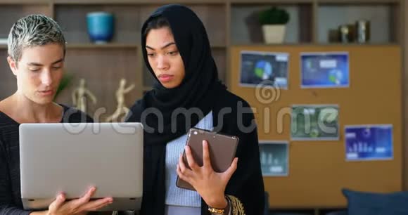 女性高管讨论笔记本电脑和数码平板电脑视频的预览图
