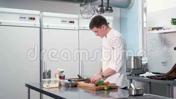 厨师在餐馆的专业厨房里做蔬菜视频的预览图