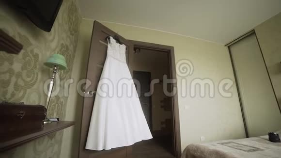 婚纱挂在白色漂亮的房间里视频的预览图