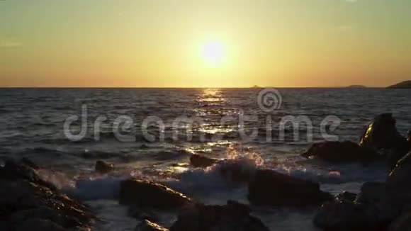 克罗地亚亚得里亚海的海浪和日落视频的预览图