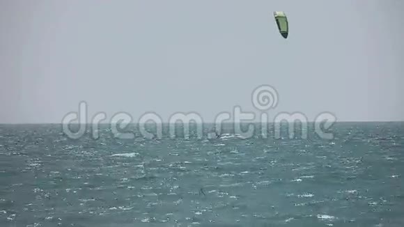 在海洋里玩风筝冲浪视频的预览图