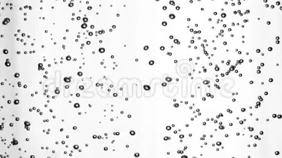 白色背景上的孤立水气泡慢动作视频的预览图