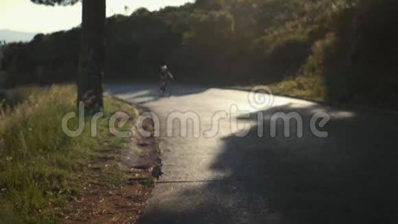 夕阳下的女自行车手视频的预览图