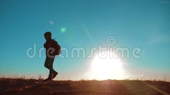男子步行值得的生活方式旅游与背包阳光冒险站在山顶慢动作视频的预览图