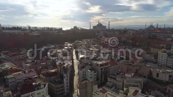 空中无人驾驶飞机在土耳其伊斯坦布尔拍摄的晴天从上面市中心市中心博斯普鲁斯视频的预览图