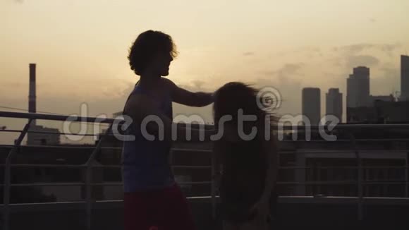 年轻夫妇在日落时跳舞视频的预览图