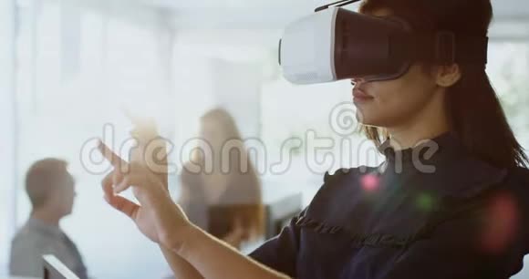 女商人使用虚拟现实耳机4k视频的预览图
