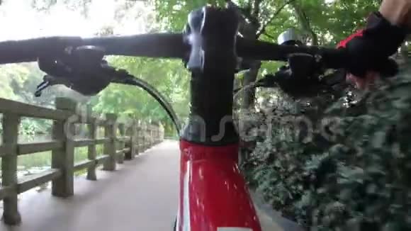 在公园里骑自行车的女人视频的预览图