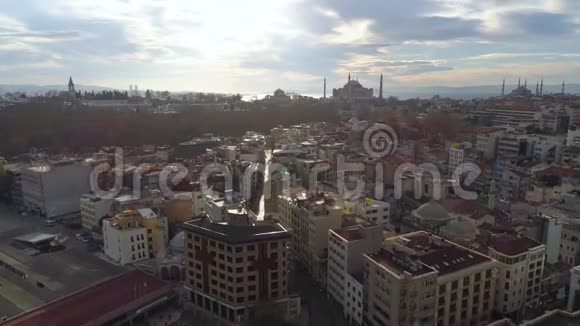 空中无人驾驶飞机在土耳其伊斯坦布尔拍摄的晴天从上面市中心市中心博斯普鲁斯视频的预览图