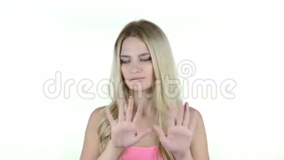 停止拒绝手势不由女人白色背景视频的预览图