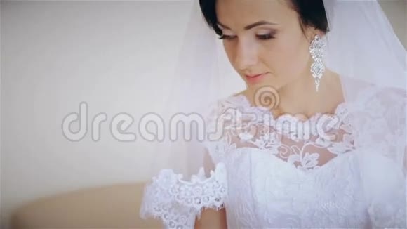 美丽的新娘为相机摆姿势视频的预览图
