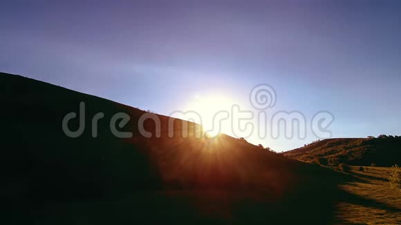 夏季4KUHD山草甸时间云树绿草和太阳光的运动视频的预览图