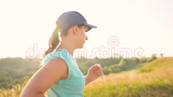 日落时分女人在户外跑步视频的预览图