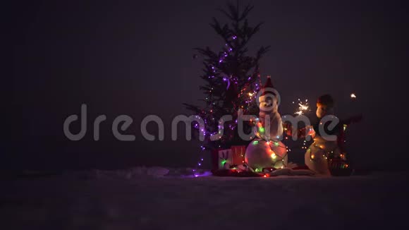 圣诞快乐新年快乐快乐的雪人站在冬天的圣诞风景白雪公主新年快乐视频的预览图