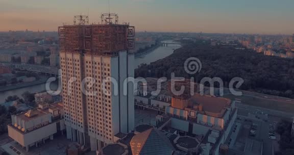 日落时的城市鸟瞰图视频的预览图