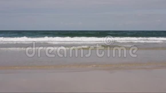 晴天的沙滩视频的预览图