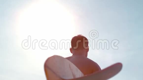 一个人拿着冲浪板跑进大海视频的预览图