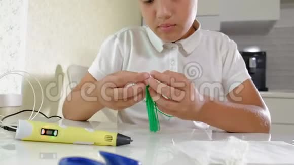 创意男孩使用3D笔打印3D形状视频的预览图