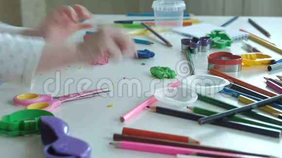 快乐的小女孩玩彩色塑料滚球桌面上的手是图形和彩色铅笔视频的预览图